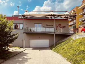 Pronájem garážového stání, Brno, U Leskavy, 12 m2