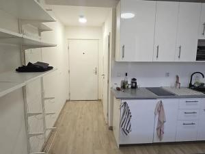 Pronájem bytu 1+kk, Praha - Jinonice, Peroutkova, 16 m2