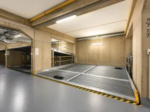 Pronájem garážového stání, Praha - Hrdlořezy, Mezitraťová, 12 m2