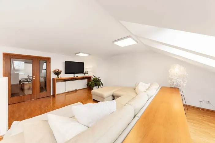 Prodej bytu 6+kk a větší, Praha - Pitkovice, Křemenáčová, 169 m2