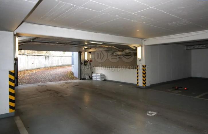 Pronájem garážového stání, Praha - Troja, Velká skála, 19 m2