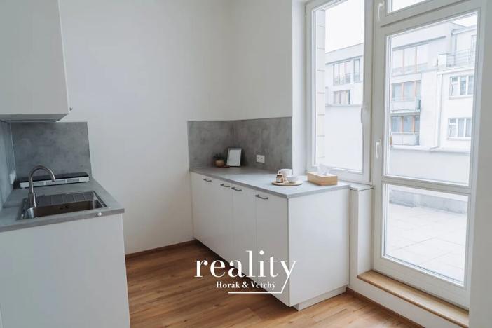 Pronájem bytu 1+1, Praha - Karlín, 34 m2