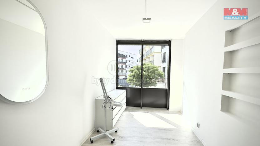 Pronájem obchodního prostoru, Praha - Modřany, Československého exilu, 18 m2