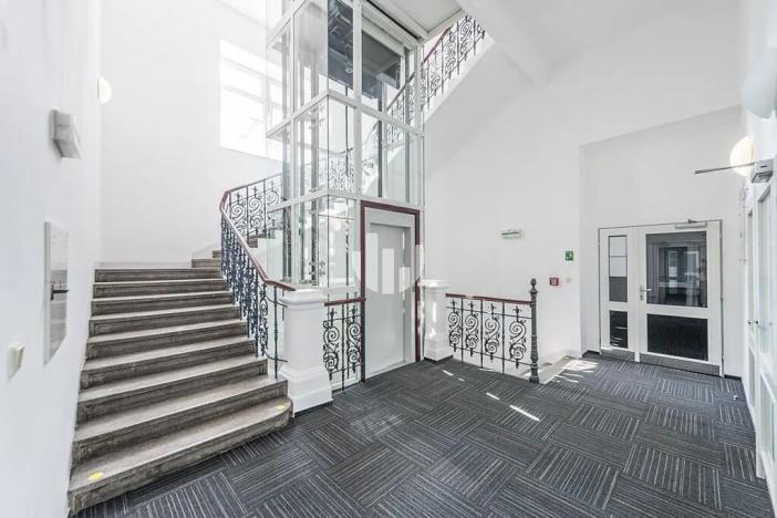 Pronájem kanceláře, Praha - Karlín, Sokolovská, 321 m2