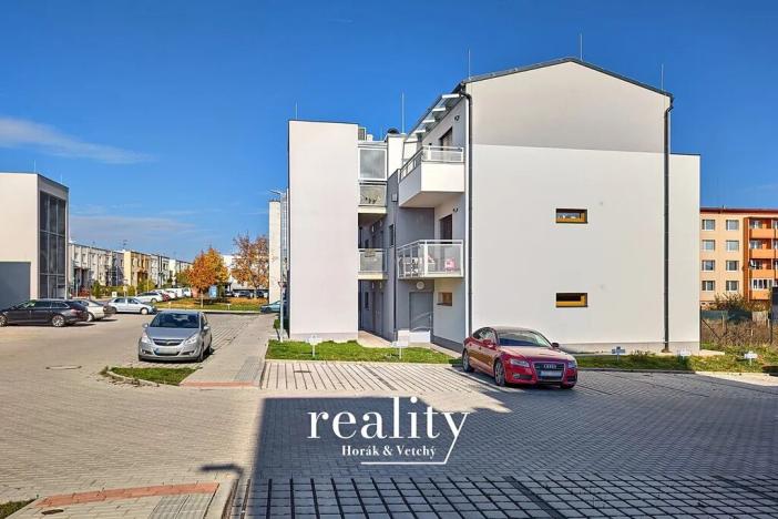 Pronájem garážového stání, Znojmo, Hrušňová, 15 m2