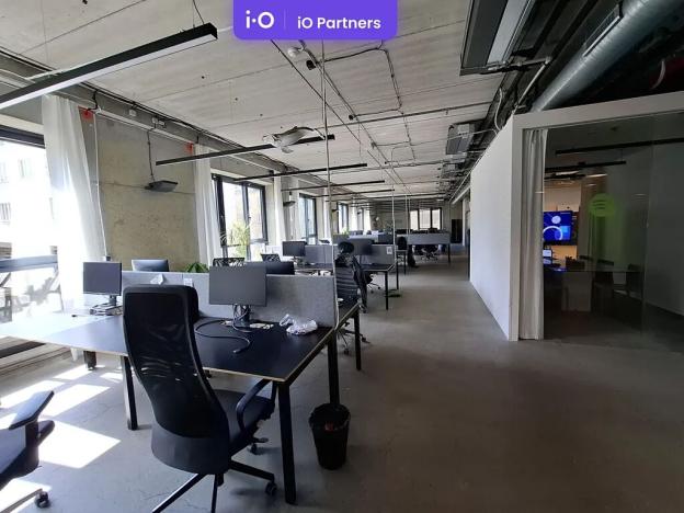 Pronájem kanceláře, Praha - Karlín, Pernerova, 1797 m2