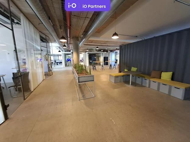 Pronájem kanceláře, Praha - Karlín, Pernerova, 879 m2