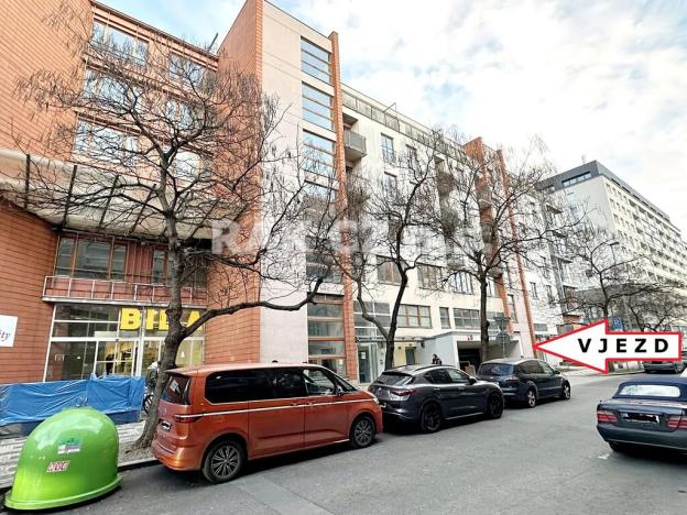 Pronájem garážového stání, Praha - Žižkov, Lukášova, 13 m2