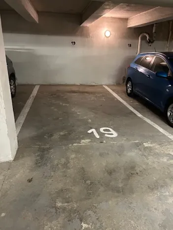 Pronájem garážového stání, Praha - Holešovice, Osadní, 11 m2