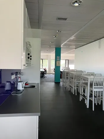 Pronájem kanceláře, Brno, Holandská, 872 m2