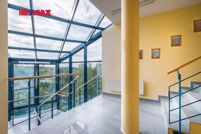 Prodej kanceláře, Strančice, 2325 m2