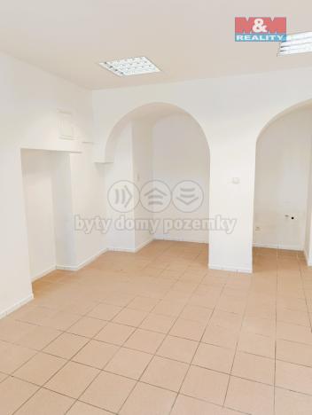 Pronájem obchodního prostoru, Tišnov, nám. Komenského, 21 m2