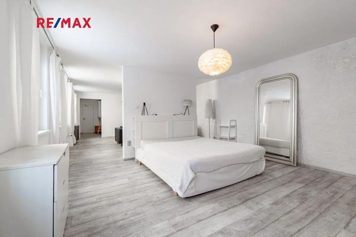 Prodej atypického bytu, Praha - Karlín, Pernerova, 60 m2