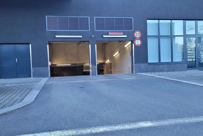 Pronájem garážového stání, Praha - Strašnice, Zvěřinova, 12 m2