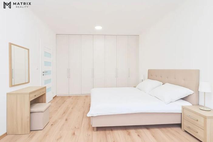 Prodej bytu 2+kk, Králův Dvůr, náměstí Míru, 55 m2