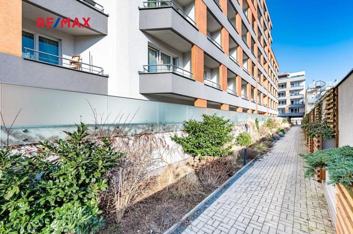 Pronájem bytu 1+kk, Praha - Vršovice, Petrohradská, 30 m2