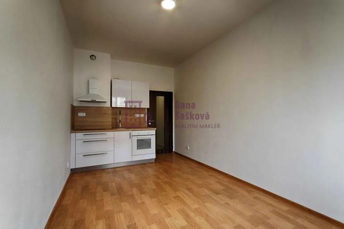 Pronájem bytu 1+kk, Jindřichův Hradec, nám. Míru, 20 m2
