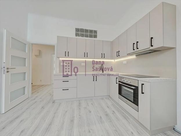 Pronájem bytu 2+1, Jindřichův Hradec, Sládkova, 61 m2