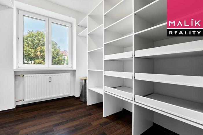 Prodej atypického bytu, Ostrov, Hlavní třída, 141 m2