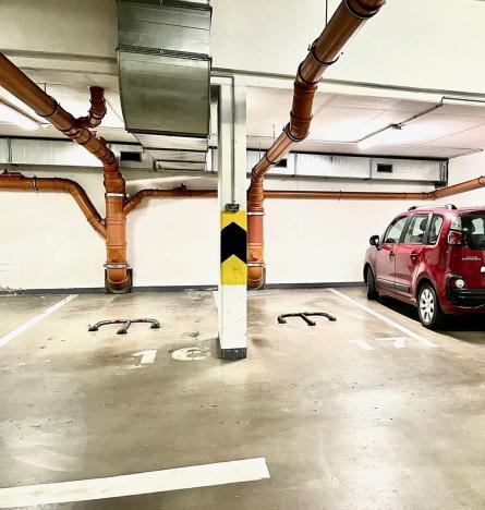 Pronájem garážového stání, Praha - Dejvice, 15 m2