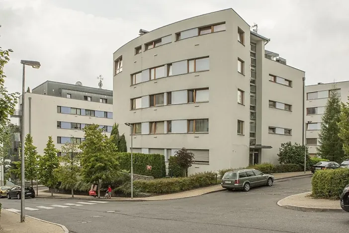 Pronájem garážového stání, Praha - Vokovice, Skotská, 15 m2
