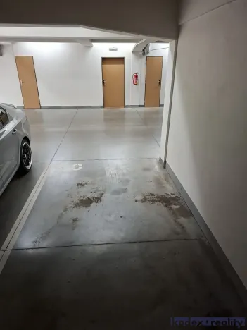 Pronájem garážového stání, Hradec Králové, Rybova, 18 m2