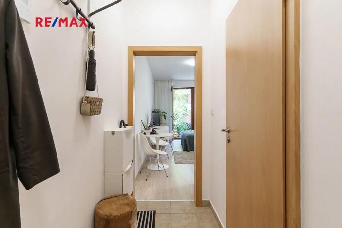 Prodej bytu 1+kk, Praha - Smíchov, Jeřabinová, 26 m2