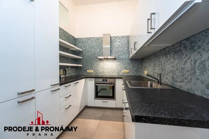 Pronájem bytu 2+1, Praha, Janáčkovo nábřeží, 56 m2