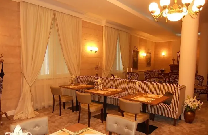 Pronájem restaurace, Karlovy Vary, Divadelní náměstí, 390 m2