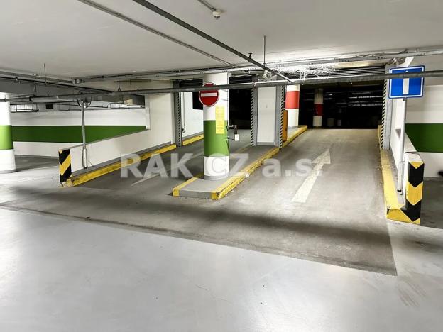 Pronájem garážového stání, Praha - Žižkov, Lukášova, 13 m2