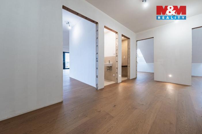 Prodej bytu 4+kk, Praha - Holyně, náměstí Pod lípou, 128 m2