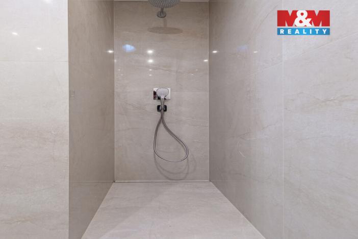 Prodej bytu 4+kk, Praha - Holyně, náměstí Pod lípou, 128 m2