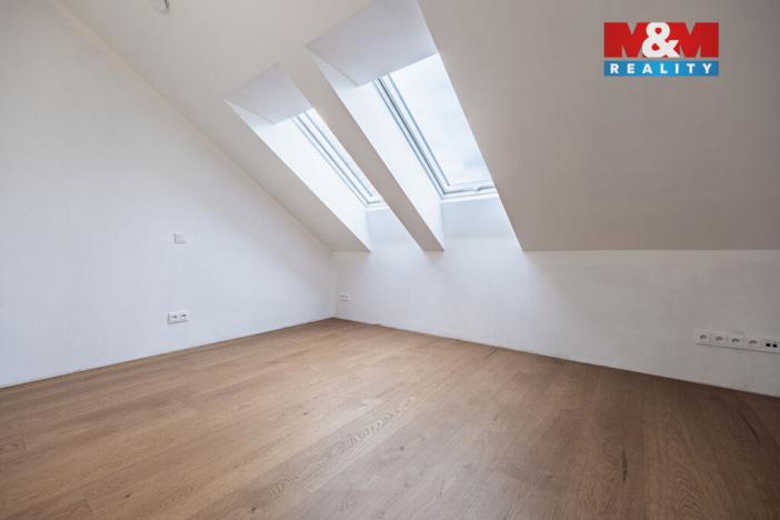 Prodej bytu 4+kk, Praha - Holyně, náměstí Pod lípou, 128 m2