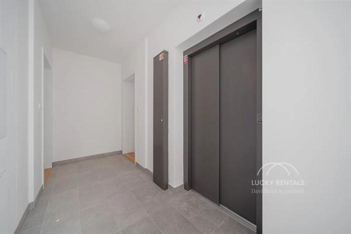 Pronájem bytu 1+kk, Praha - Chodov, Líbalova, 32 m2