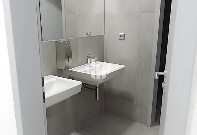Pronájem kanceláře, Praha - Vysočany, Poděbradská, 200 m2