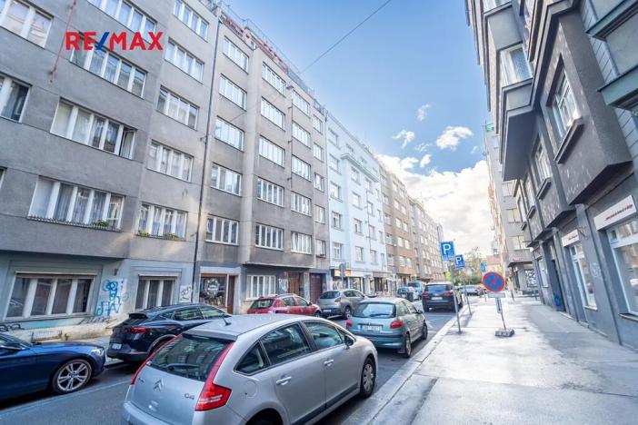 Prodej bytu 2+kk, Praha - Holešovice, Veverkova, 58 m2