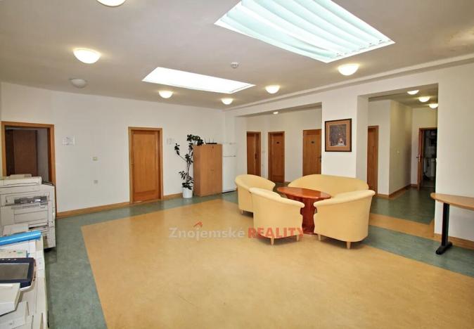 Pronájem kanceláře, Znojmo, 1000 m2