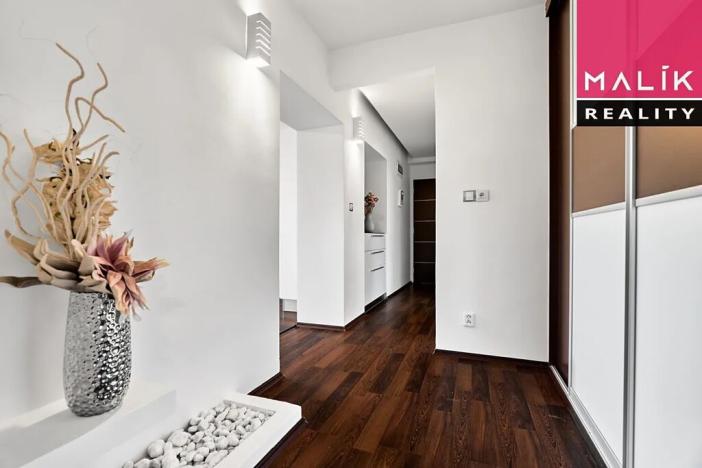 Prodej bytu 3+1, Ostrov, Hlavní třída, 76 m2