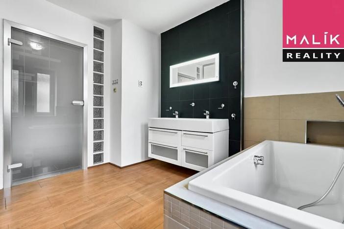 Prodej bytu 3+1, Ostrov, Hlavní třída, 76 m2