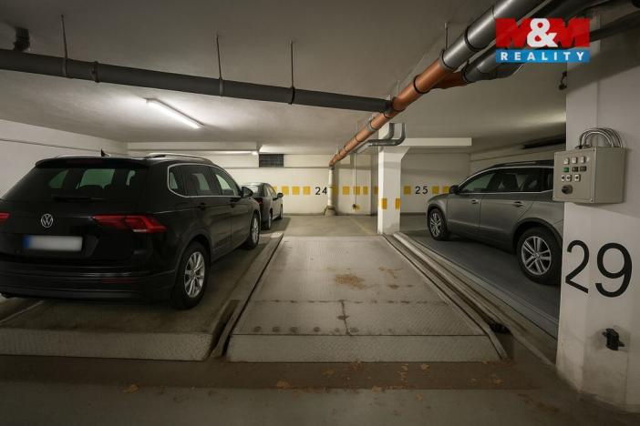 Pronájem garážového stání, Praha, U kříže, 14 m2