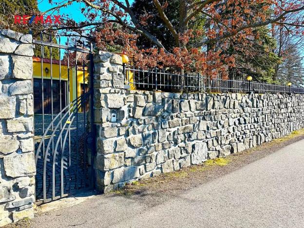 Pronájem vily, Perštejn, 700 m2