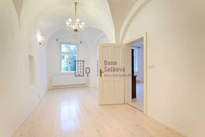 Pronájem bytu 2+1, Jindřichův Hradec, nám. Míru, 71 m2