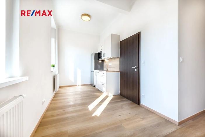 Pronájem bytu 1+kk, Praha - Libeň, náměstí Dr. Václava Holého, 27 m2