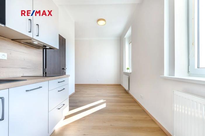 Pronájem bytu 1+kk, Praha - Libeň, náměstí Dr. Václava Holého, 27 m2