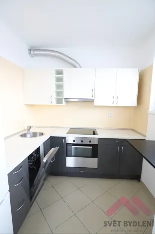 Pronájem bytu 1+kk, Praha - Hloubětín, Nademlejnská, 32 m2