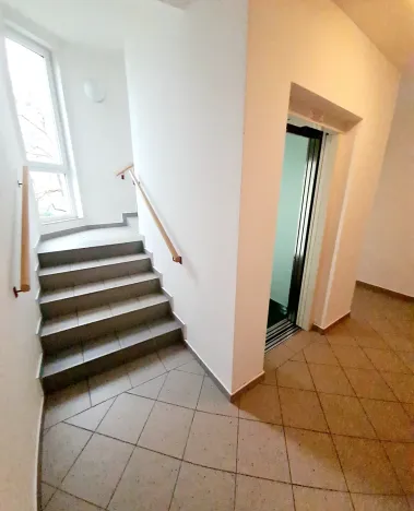 Pronájem bytu 1+kk, Praha - Záběhlice, Ve slatinách, 45 m2