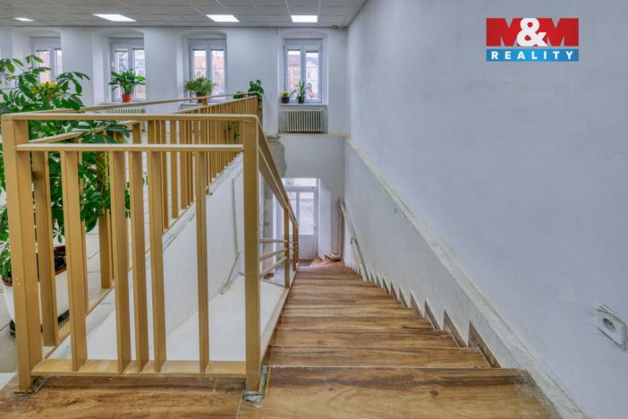 Pronájem obchodního prostoru, Přeštice, Masarykovo nám., 183 m2