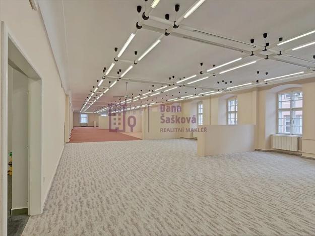 Pronájem obchodního prostoru, Jindřichův Hradec, nám. Míru, 525 m2