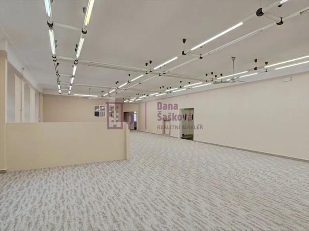 Pronájem obchodního prostoru, Jindřichův Hradec, nám. Míru, 525 m2