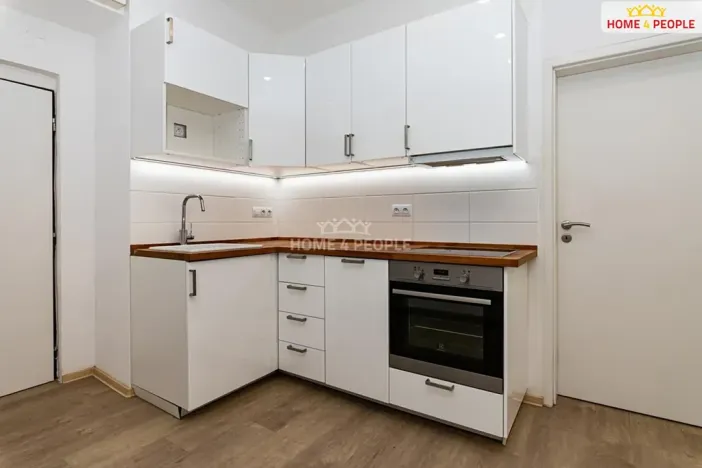 Pronájem bytu 2+kk, Praha - Libeň, Novovysočanská, 37 m2